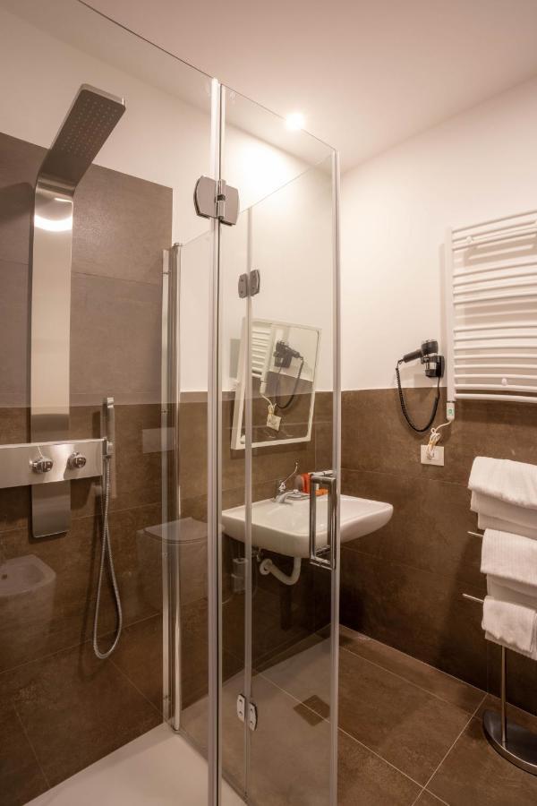 V Hotel อังโกนา ภายนอก รูปภาพ